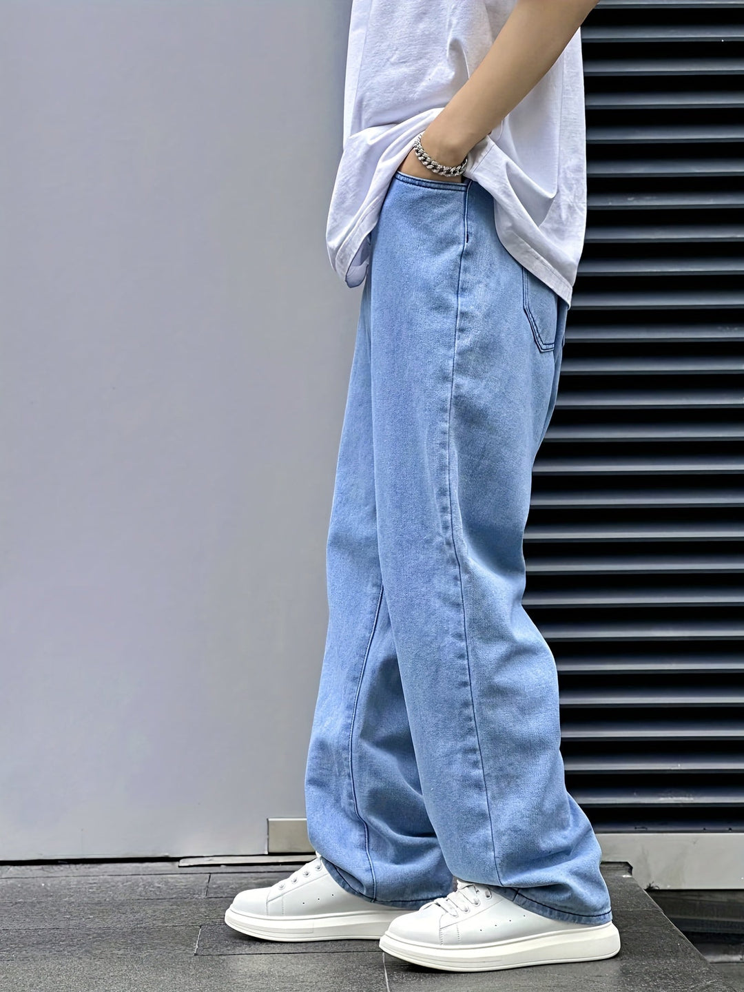 Relaxed Wide-Leg Jeans