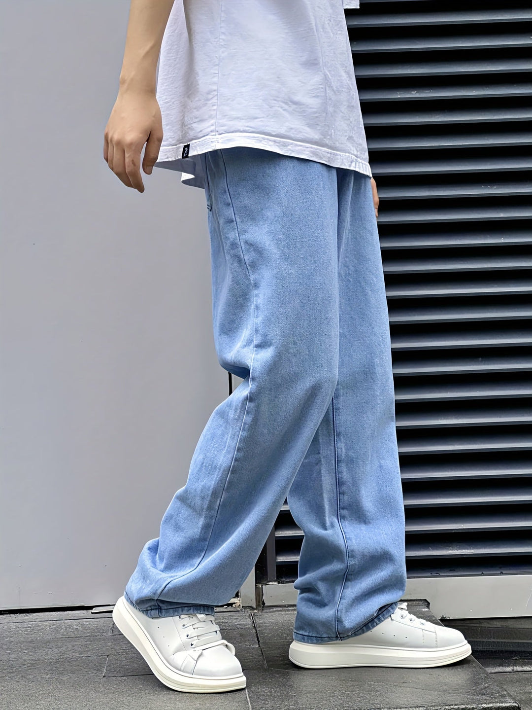 Relaxed Wide-Leg Jeans